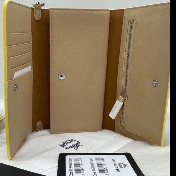 🔥 MCM Logo Klara Embossed Leather Smartphone Crossbody Clutch Wallet - Picture 4 of 11